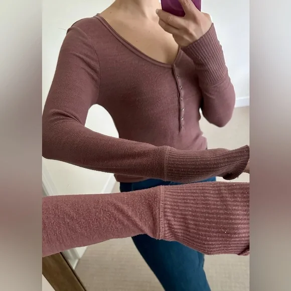 A&F Soft AF Cozy v-neck Henley - Picture 3 of 3